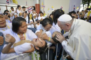 3-Viaggio Apostolico in Thailandia: Incontro con il Personale Medico  