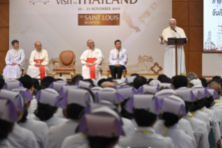 11-Voyage apostolique en Thaïlande : Rencontre avec le personnel médical du St. Louis Hospital