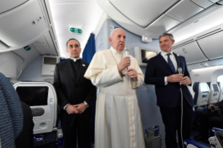 1-Viaje apostólico a Japón: Conferencia de prensa del Santo Padre durante el vuelo de regreso a Roma