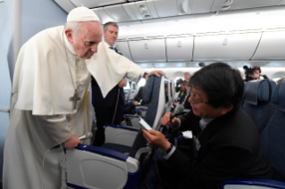 10-Viaggio Apostolico in Giappone: Conferenza Stampa del Santo Padre durante il volo di ritorno