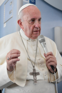 7-Viaje apostólico a Japón: Conferencia de prensa del Santo Padre durante el vuelo de regreso a Roma