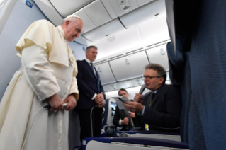 2-Viaje apostólico a Japón: Conferencia de prensa del Santo Padre durante el vuelo de regreso a Roma