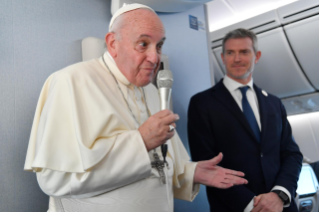 8-Viaje apostólico a Japón: Conferencia de prensa del Santo Padre durante el vuelo de regreso a Roma