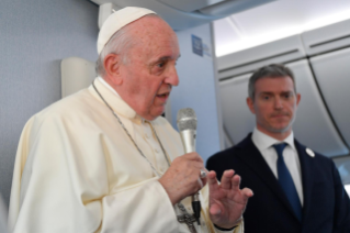 4-Viaje apostólico a Japón: Conferencia de prensa del Santo Padre durante el vuelo de regreso a Roma
