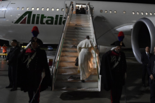 0-Apostolic Journey to Thailand and Japan: Greeting to journalists on the flight to Bangkok