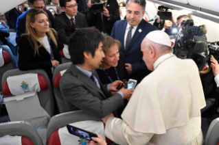 2-Viagem Apost&#xf3;lica &#xe0; Tail&#xe2;ndia e Jap&#xe3;o: Encontro do Santo Padre com os jornalistas durante o voo para Bangcoc 