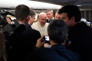 4-Viaje apostólico a Tailandia y Japón: Saludo del Santo Padre a los periodistas durante el vuelo a Bangkok