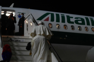 0-Viaggio Apostolico a Budapest: Incontro del Santo Padre con i giornalisti durante il volo diretto a Budapest 