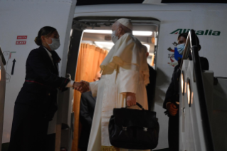 1-Viaggio Apostolico a Budapest: Incontro del Santo Padre con i giornalisti durante il volo diretto a Budapest 