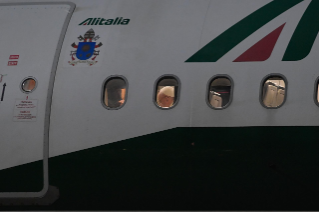 2-Viaggio Apostolico a Budapest: Incontro del Santo Padre con i giornalisti durante il volo diretto a Budapest 