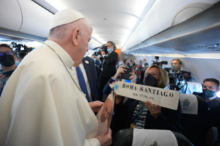 3-Viaggio Apostolico a Budapest: Incontro del Santo Padre con i giornalisti durante il volo diretto a Budapest 