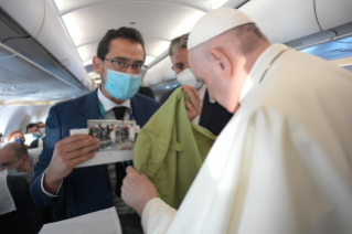 5-Apostolic Journey to Budapest: Greeting to journalists on the flight to Budapest
