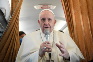7-Viaggio Apostolico a Budapest: Incontro del Santo Padre con i giornalisti durante il volo diretto a Budapest 