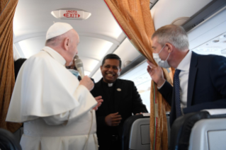 6-Viaje apostólico a Budapest y Eslovaquia: Saludo del Santo Padre a los periodistas durante el vuelo a Budapest