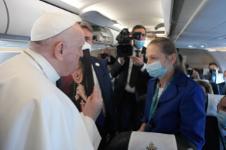 9-Viaggio Apostolico a Budapest: Incontro del Santo Padre con i giornalisti durante il volo diretto a Budapest 