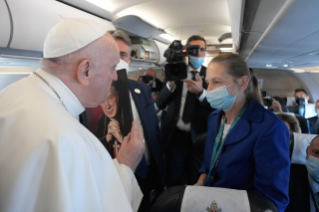 9-Viaje apostólico a Budapest y Eslovaquia: Saludo del Santo Padre a los periodistas durante el vuelo a Budapest