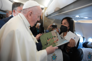 4-Viaje apostólico a Budapest y Eslovaquia: Saludo del Santo Padre a los periodistas durante el vuelo a Budapest