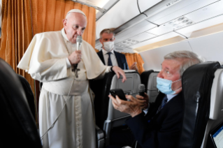 1-Viaggio Apostolico in Slovacchia: Conferenza Stampa del Santo Padre durante il volo di ritorno  