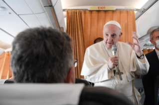 2-Viaggio Apostolico in Slovacchia: Conferenza Stampa del Santo Padre durante il volo di ritorno  