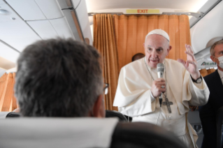 2-Voyage apostolique en Slovaquie : Conférence de presse du Saint-Père au cours du vol de retour