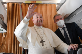 8-Viaggio Apostolico in Slovacchia: Conferenza Stampa del Santo Padre durante il volo di ritorno  