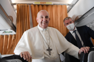 5-Viaggio Apostolico in Slovacchia: Conferenza Stampa del Santo Padre durante il volo di ritorno  