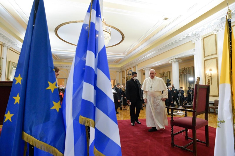 Francisco, junto a sendas banderas de Grecia y la UE