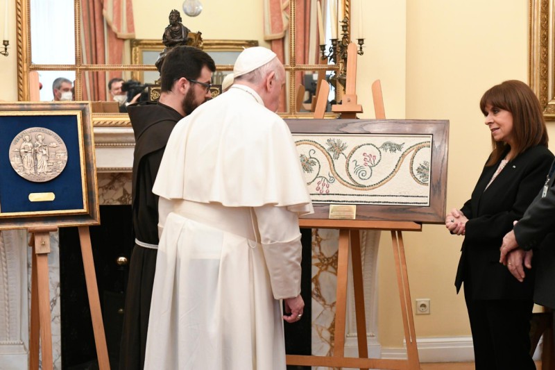 El Papa, con la presidenta griega