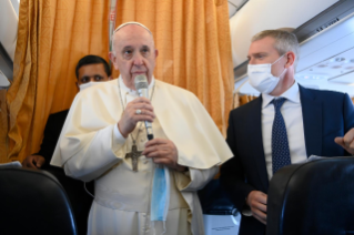 0-Viaje apostólico a Chipre y Grecia: Saludo del Santo Padre a los periodistas durante el vuelo a Chipre