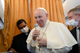 2-Viaje apostólico a Chipre y Grecia: Saludo del Santo Padre a los periodistas durante el vuelo a Chipre