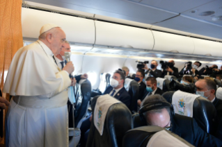 4-Viaje apostólico a Chipre y Grecia: Saludo del Santo Padre a los periodistas durante el vuelo a Chipre