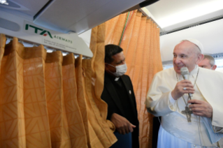 1-Viaje apostólico a Chipre y Grecia: Saludo del Santo Padre a los periodistas durante el vuelo a Chipre