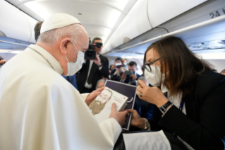 6-Viaje apostólico a Chipre y Grecia: Saludo del Santo Padre a los periodistas durante el vuelo a Chipre