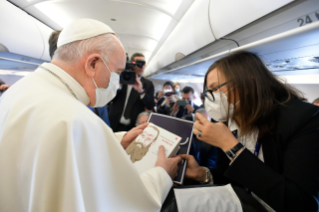 6-Viagem Apostólica a Chipre e à Grécia: Saudação do Santo Padre aos jornalistas durante o voo para Larnaca