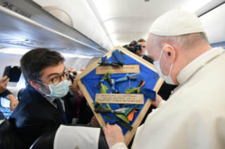 7-Viaje apostólico a Chipre y Grecia: Saludo del Santo Padre a los periodistas durante el vuelo a Chipre