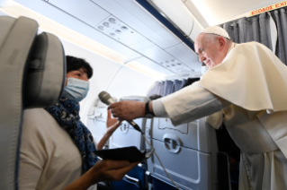 0-Viagem Apostólica a Chipre e à Grécia: Coletiva de Imprensa do Santo Padre no voo de retorno à Roma