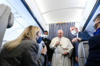 2-Viagem Apostólica a Chipre e à Grécia: Coletiva de Imprensa do Santo Padre no voo de retorno à Roma