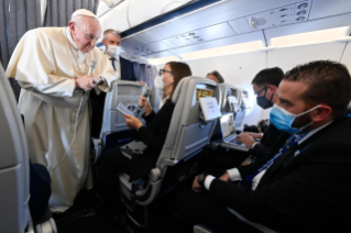 5-Viagem Apostólica a Chipre e à Grécia: Coletiva de Imprensa do Santo Padre no voo de retorno à Roma