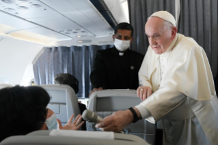 7-Viaggio Apostolico del Santo Padre a Cipro e in Grecia: Conferenza Stampa del Santo Padre durante il volo di ritorno