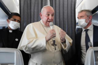 1-Viaje apostólico a Chipre y Grecia: Conferencia de prensa del Santo Padre durante el vuelo de regreso