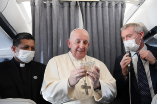 4-Viagem Apostólica a Chipre e à Grécia: Coletiva de Imprensa do Santo Padre no voo de retorno à Roma