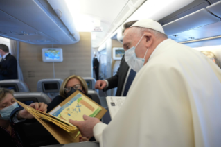 2-Viaje apostólico a Irak: Saludo del Santo Padre a los periodistas durante el vuelo a Bagdad