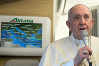 4-Viaje apostólico a Irak: Saludo del Santo Padre a los periodistas durante el vuelo a Bagdad
