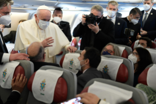 5-Viaje apostólico a Irak: Saludo del Santo Padre a los periodistas durante el vuelo a Bagdad