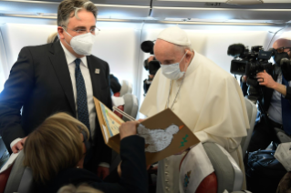 7-Voyage apostolique en Irak : Rencontre du Saint-Père avec les journalistes au cours du vol pour l'Irak