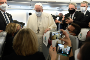 1-Viaje apostólico a Irak: Saludo del Santo Padre a los periodistas durante el vuelo a Bagdad