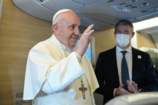 3-Viaje apostólico a Irak: Saludo del Santo Padre a los periodistas durante el vuelo a Bagdad