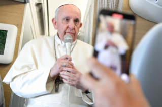 8-Viaje apost&#xf3;lico a Iraq: Conferencia de prensa del Santo Padre durante el vuelo de regreso 