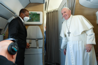 5-Viagem Apostólica ao Iraque: Coletiva de Imprensa do Santo Padre no voo de retorno à Roma 