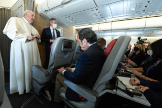 3-Viaje apost&#xf3;lico a Iraq: Conferencia de prensa del Santo Padre durante el vuelo de regreso 